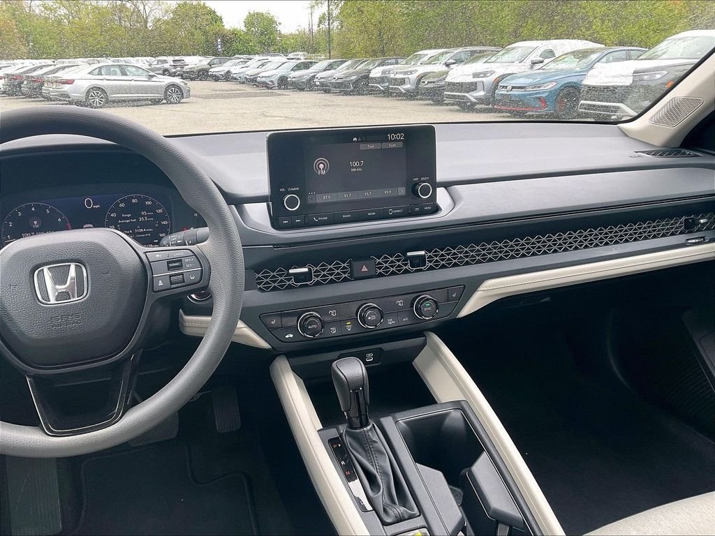 Used 2023 White Honda EX image 18