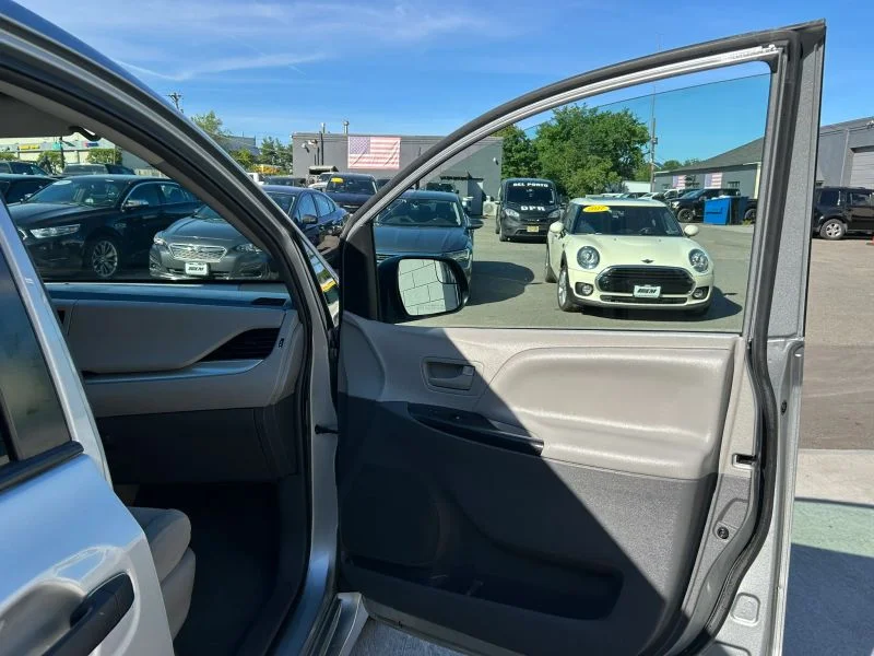 Used 2019 Silver Toyota L Minivan 4D image 16