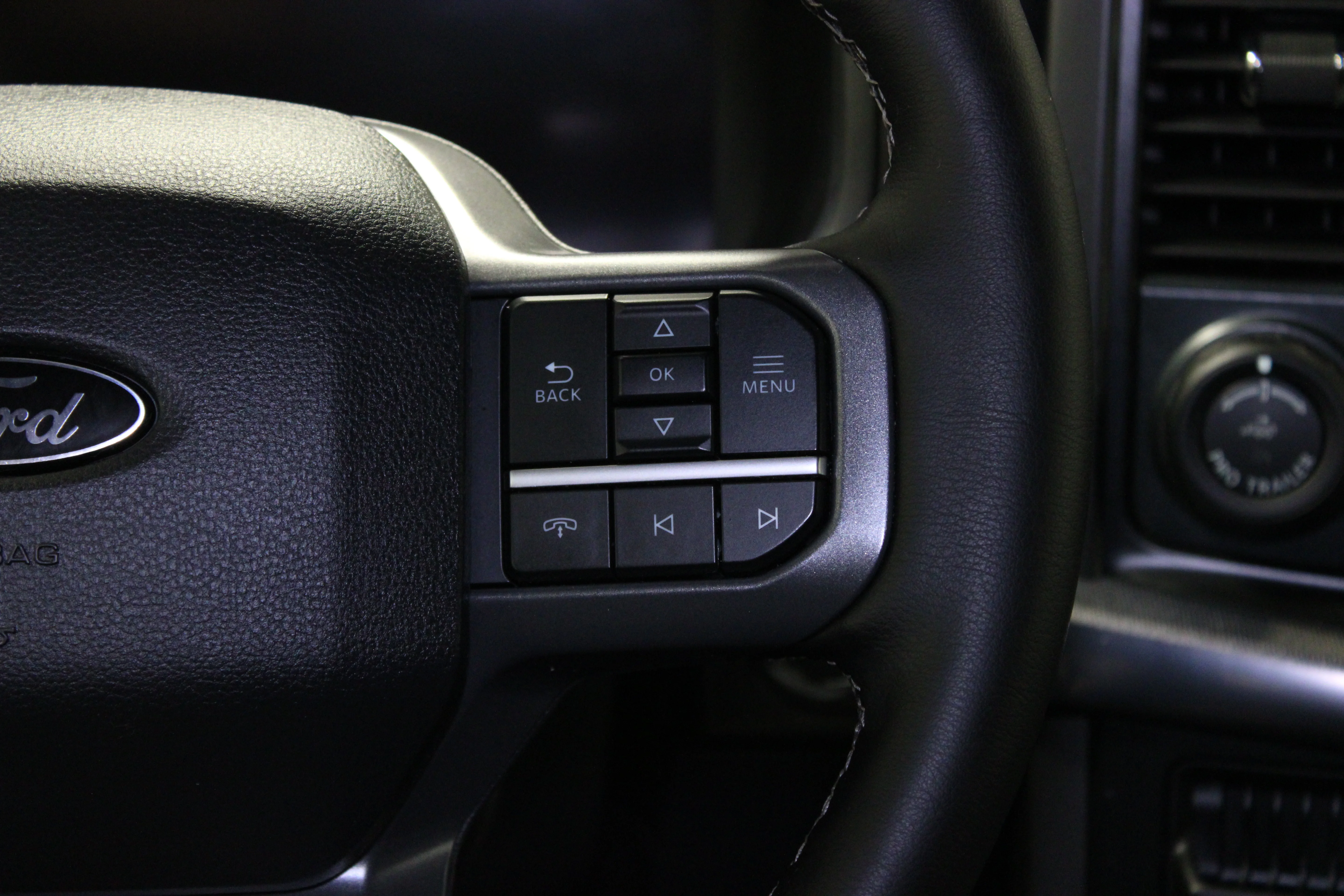 Used 2025 Space White Metallic Ford LARIAT image 26
