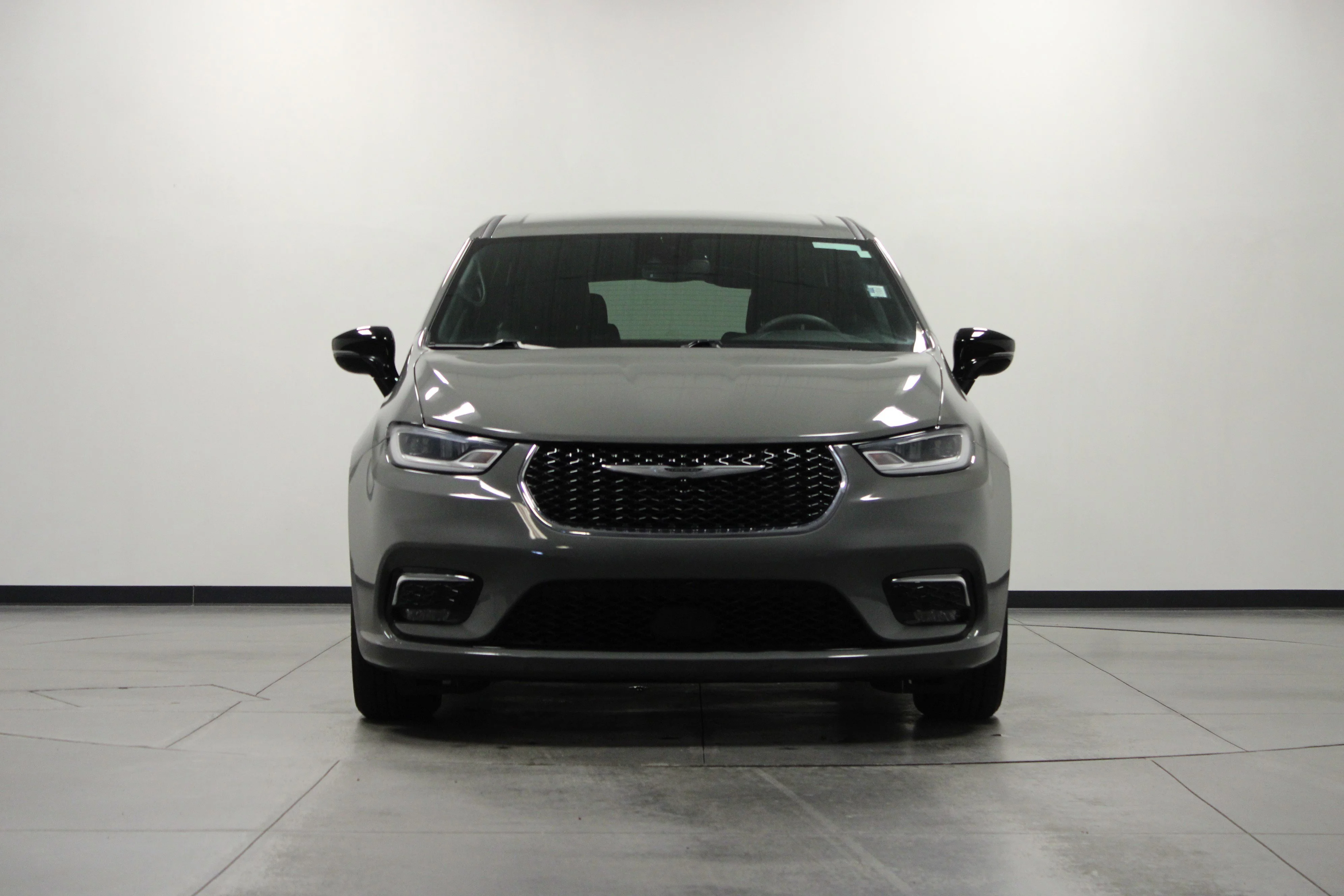 Used 2025 Ceramic Gray Clearcoat Chrysler Select image 9