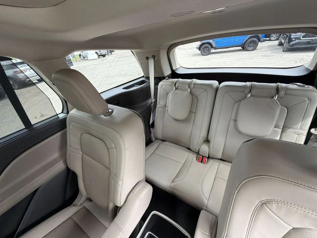 Used 2023 White Lincoln Reserve image 24