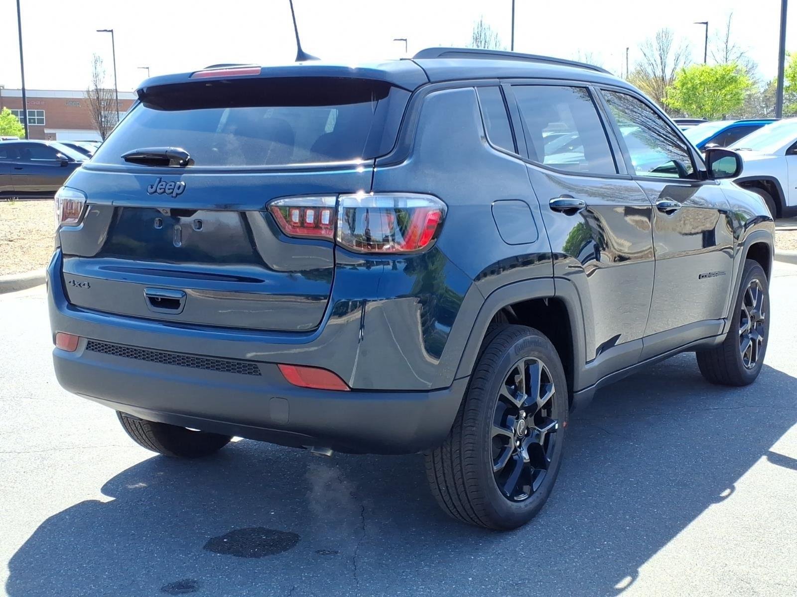 New 2026 Fathom Blue Pearl-Coat Exterior Paint Jeep Latitude Altitude image 2