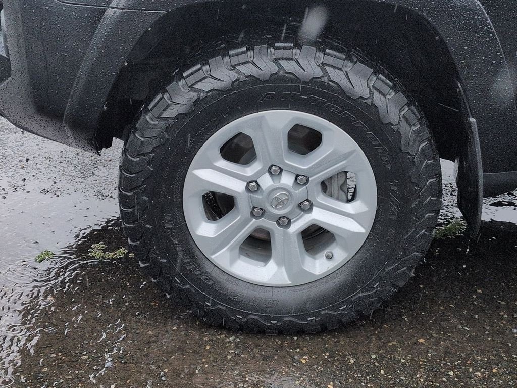 Used 2016 Midnight Black Metallic Toyota SR5 image 30