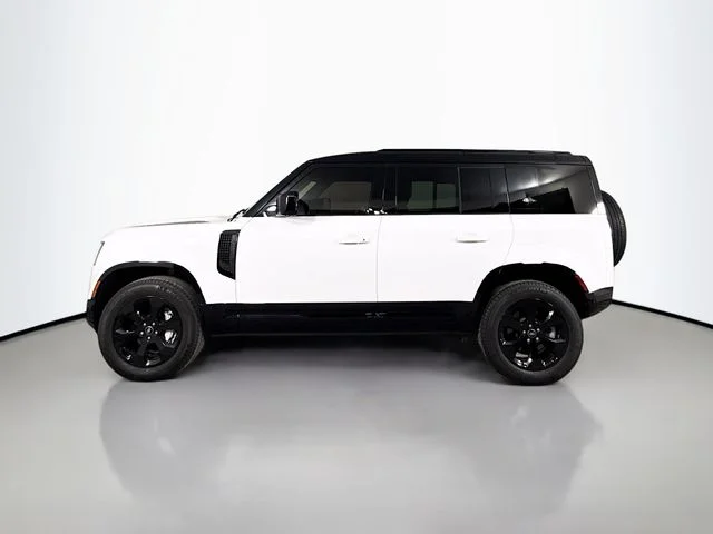 Used 2022 White Land Rover X-Dynamic HSE image 8