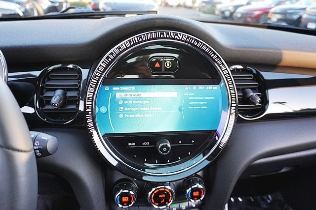 Used 2023  MINI Base image 24