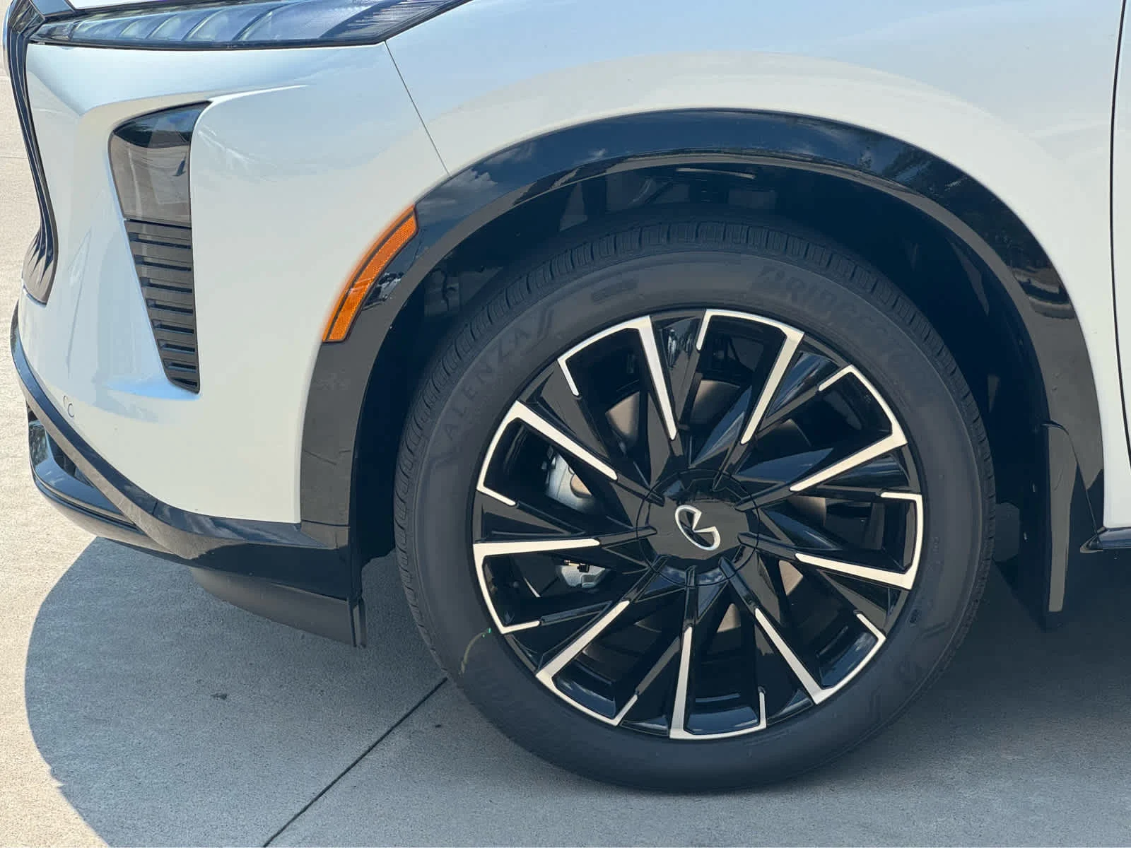 New 2027 2T RAD WHT INFINITI Autograph AWD image 6