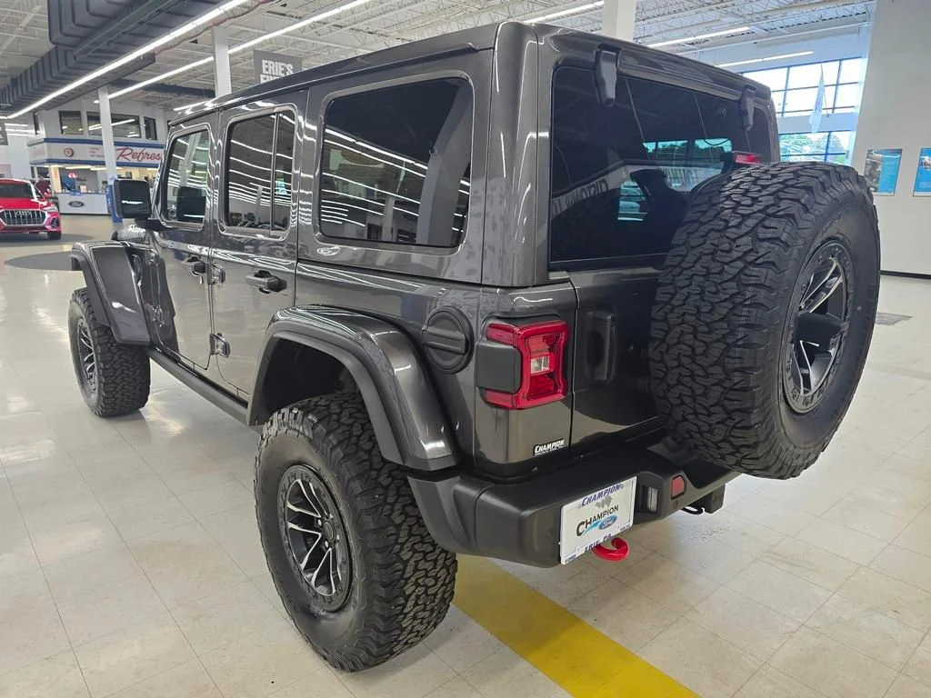 Used 2025 Granite Crystal Clearcoat Metallic Jeep Rubicon image 6
