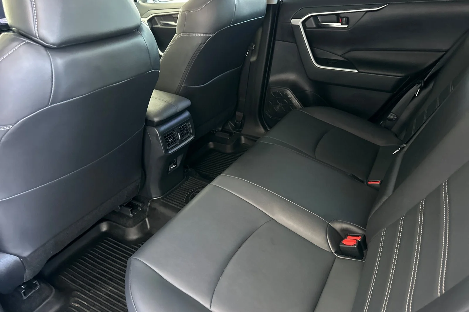 Used 2024 Wind Chill Pearl Toyota Hybrid XLE Premium image 11