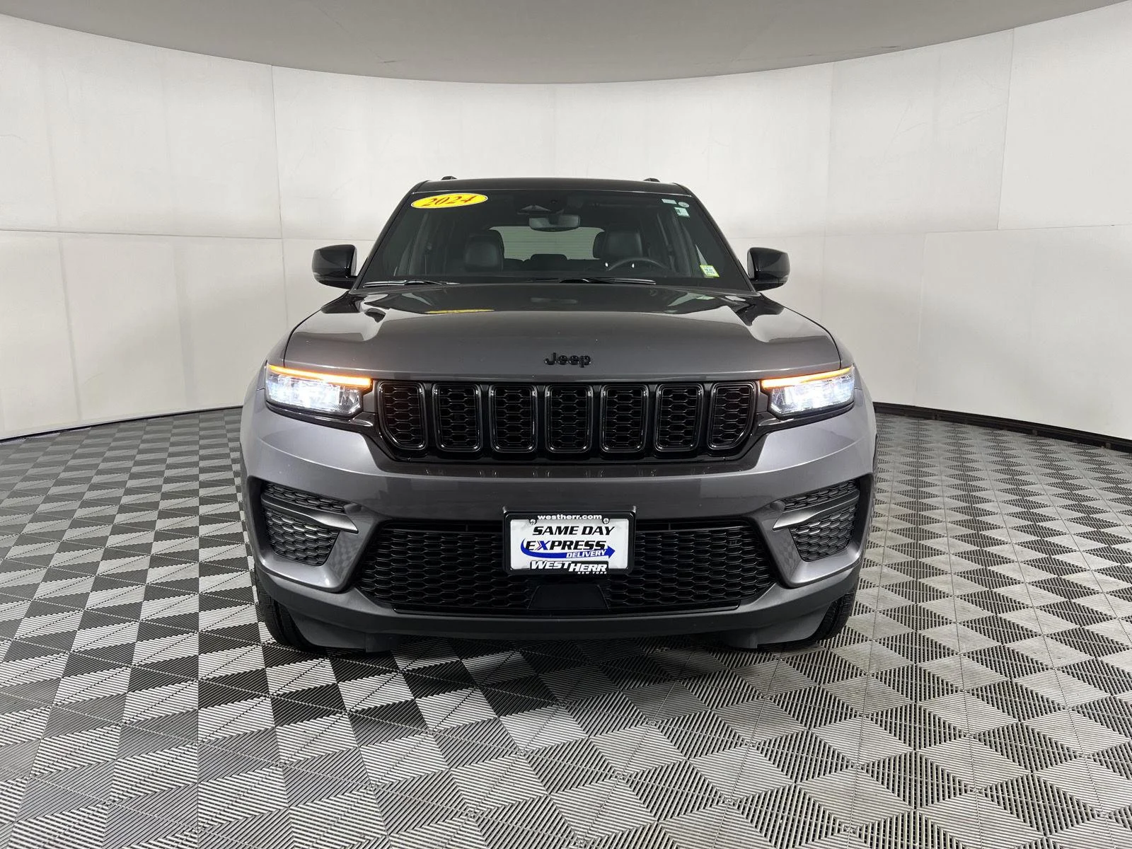 Used 2024 Baltic Gray Metallic Clearcoat Jeep Altitude image 3