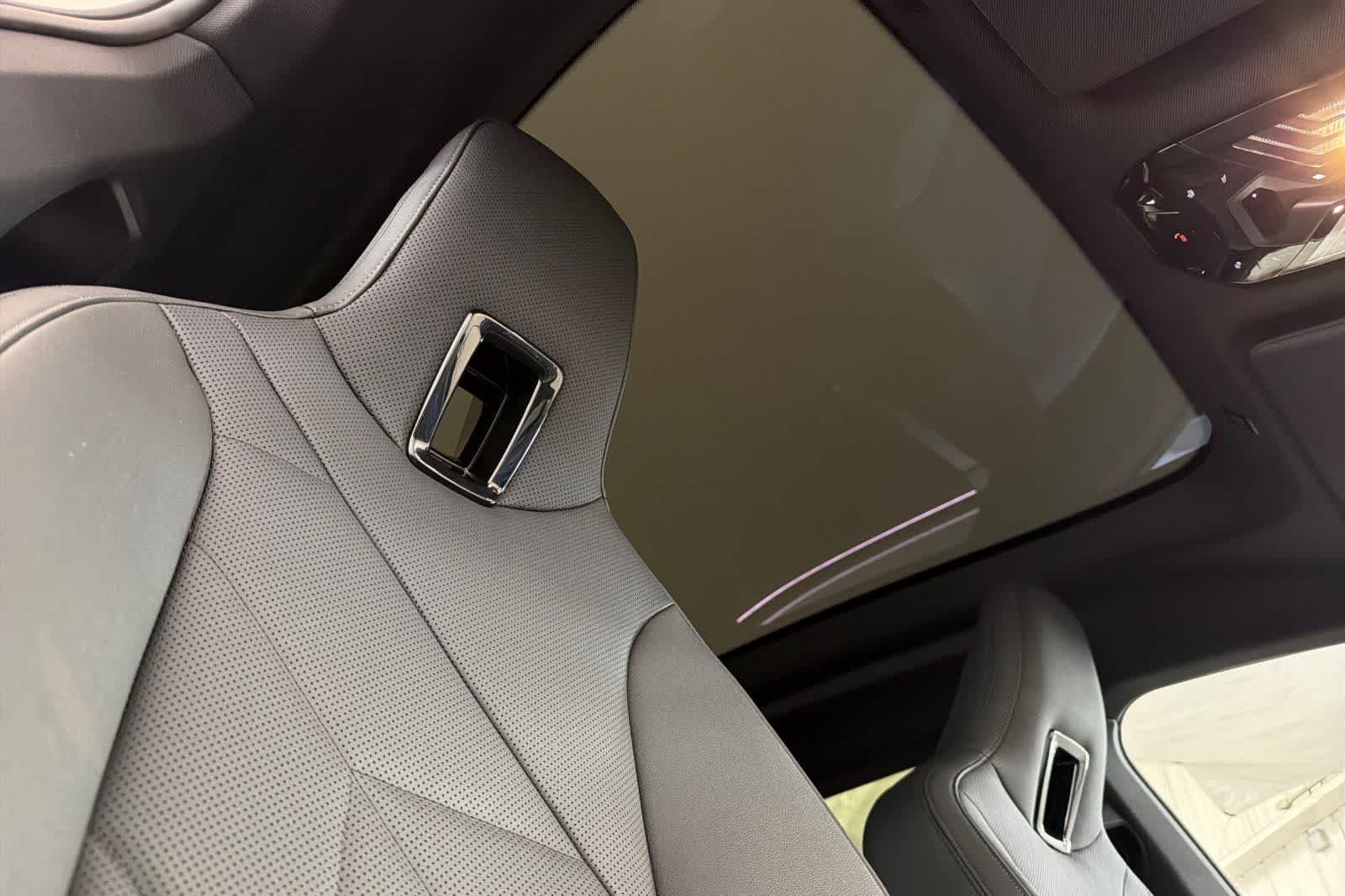 Used 2024 Phytonic Blue Metallic BMW xDrive50 image 17