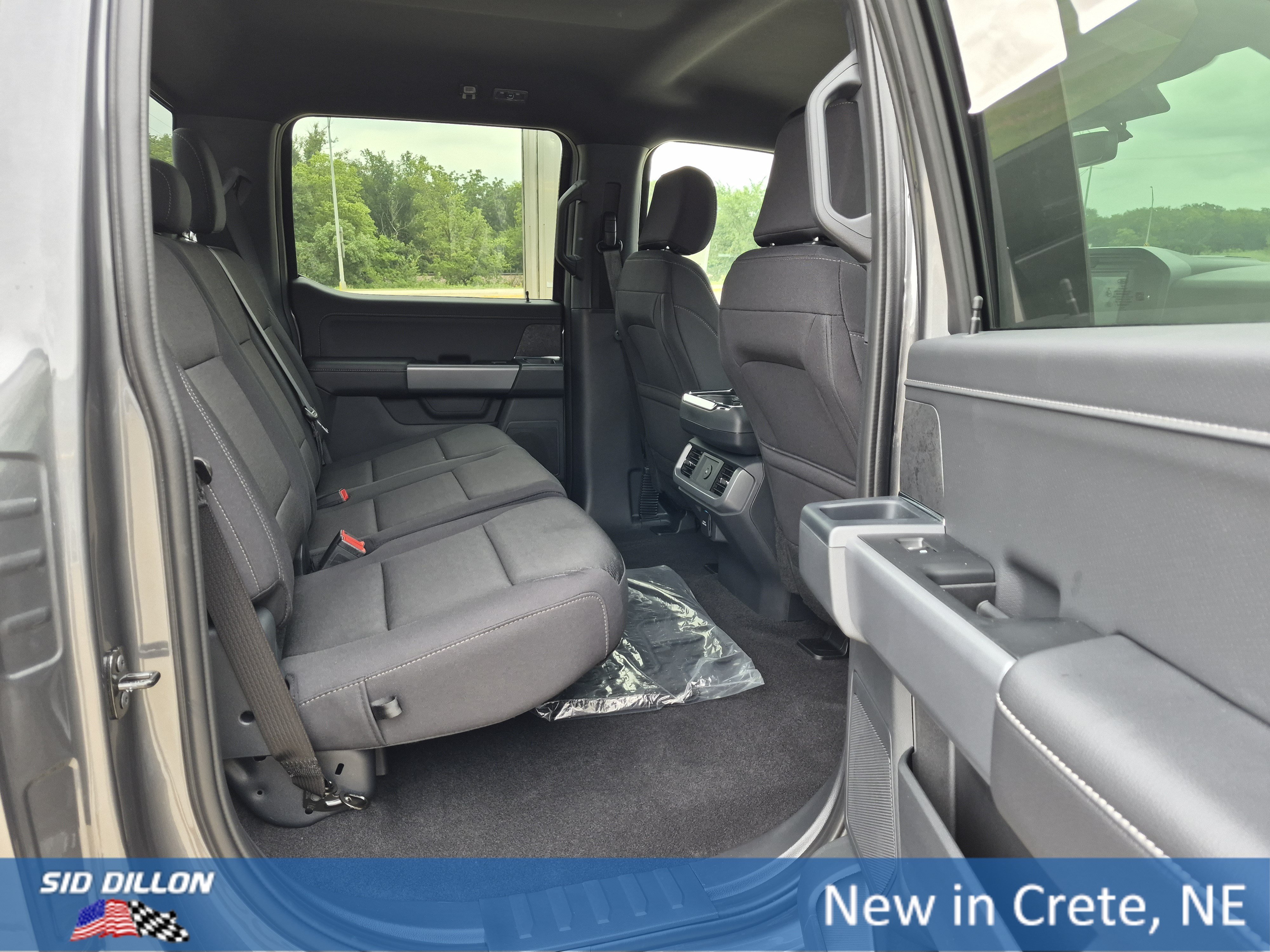New 2026 Carbonized Gray Metallic Ford XLT image 5