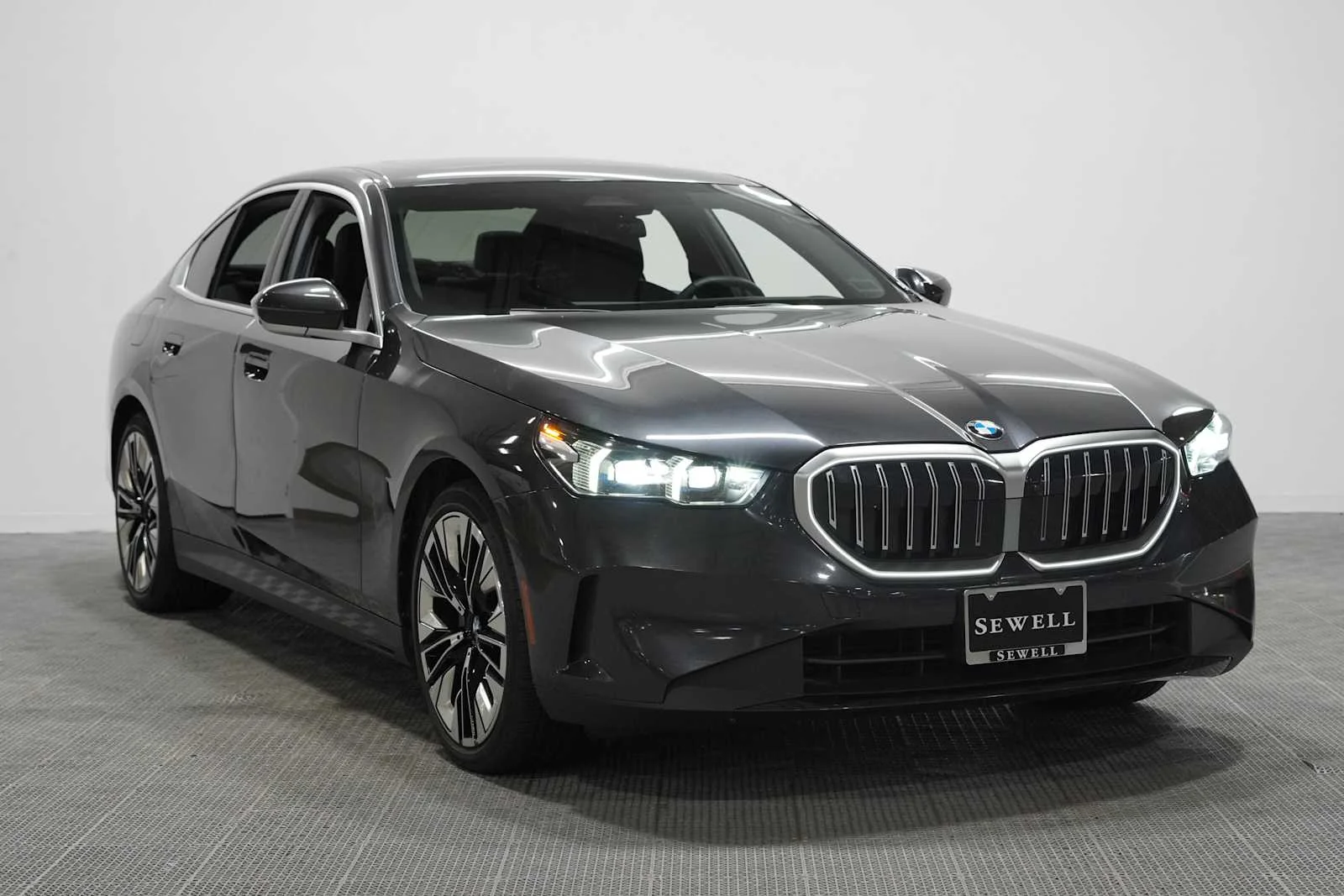 Used 2025 Dark Graphite Metallic BMW 530i image 3