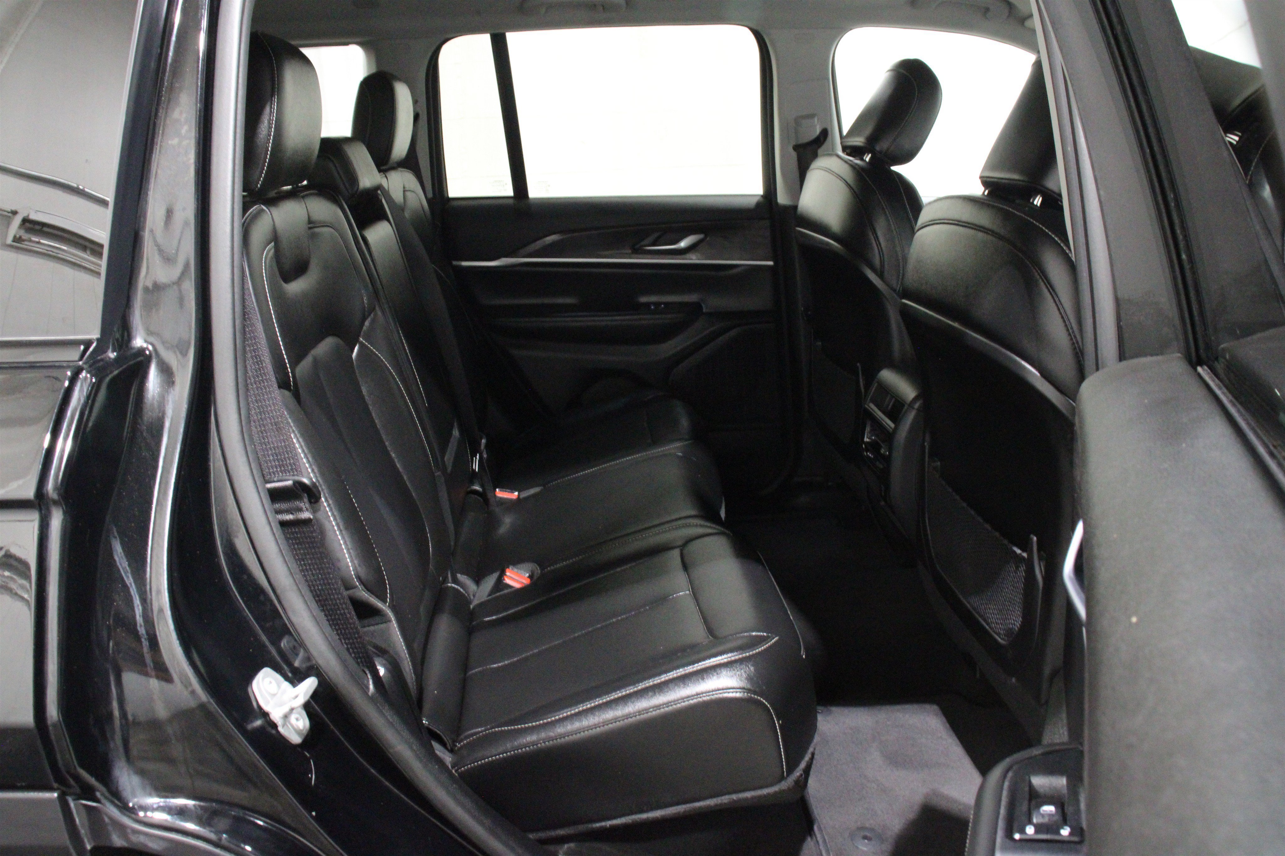 Used 2023 Diamond Black Crystal Pearlcoat Jeep Limited image 25
