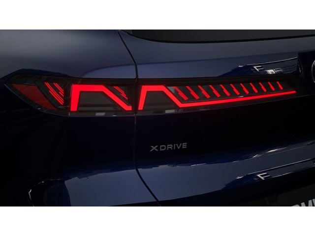 New 2027 Tanzanite Blue II Metallic BMW 40 xDrive image 8