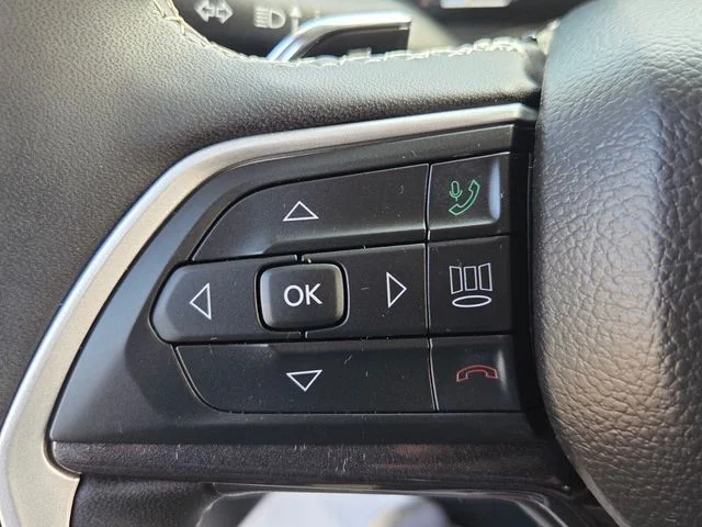 Used 2023 White Jeep Laredo image 24