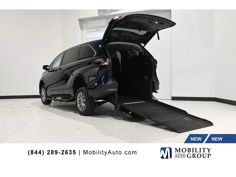 2026 Toyota Sienna LE 8-Passenger Hybrid FWD's photo
