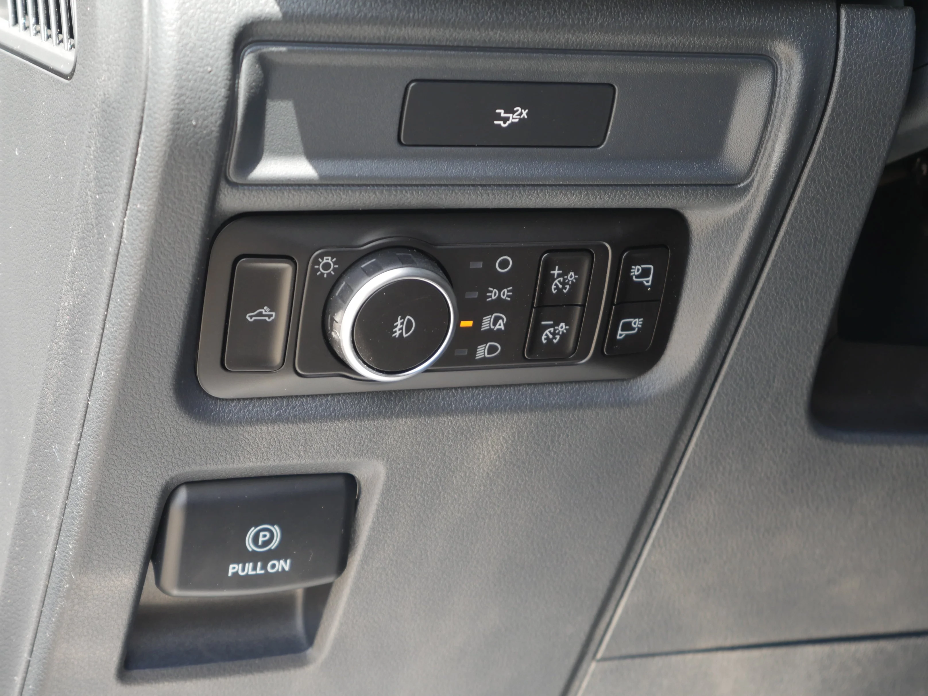 New 2026 Agate Black Metallic Ford XLT image 5
