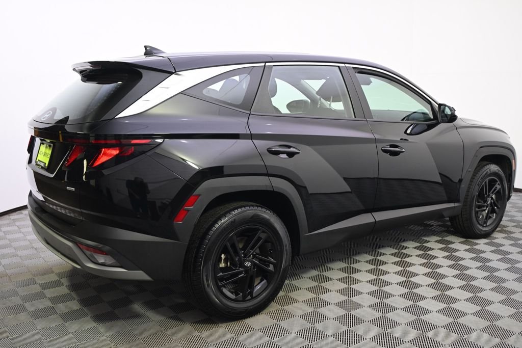 Certified Used 2025 Phantom Black Hyundai SE image 5
