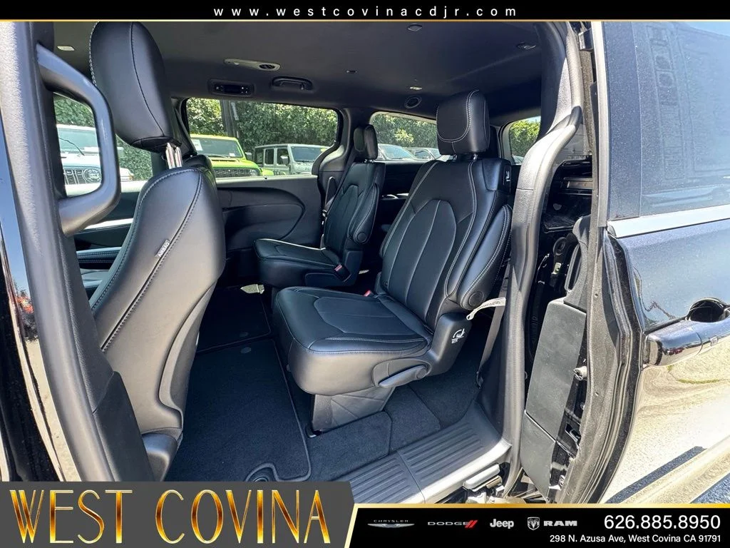 New 2027 Diamond Black Crystal Pearl-Coat Exterior Paint Chrysler Select image 32