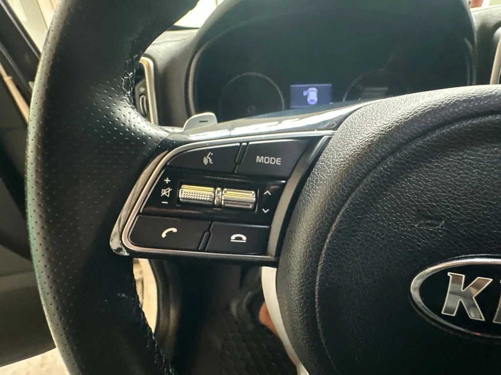 Used 2022 White Kia Nightfall image 13