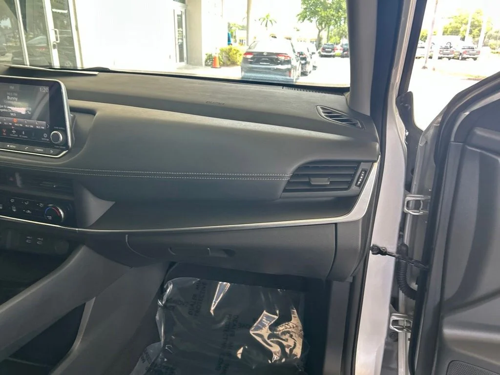 Used 2024 Silver Nissan S image 22