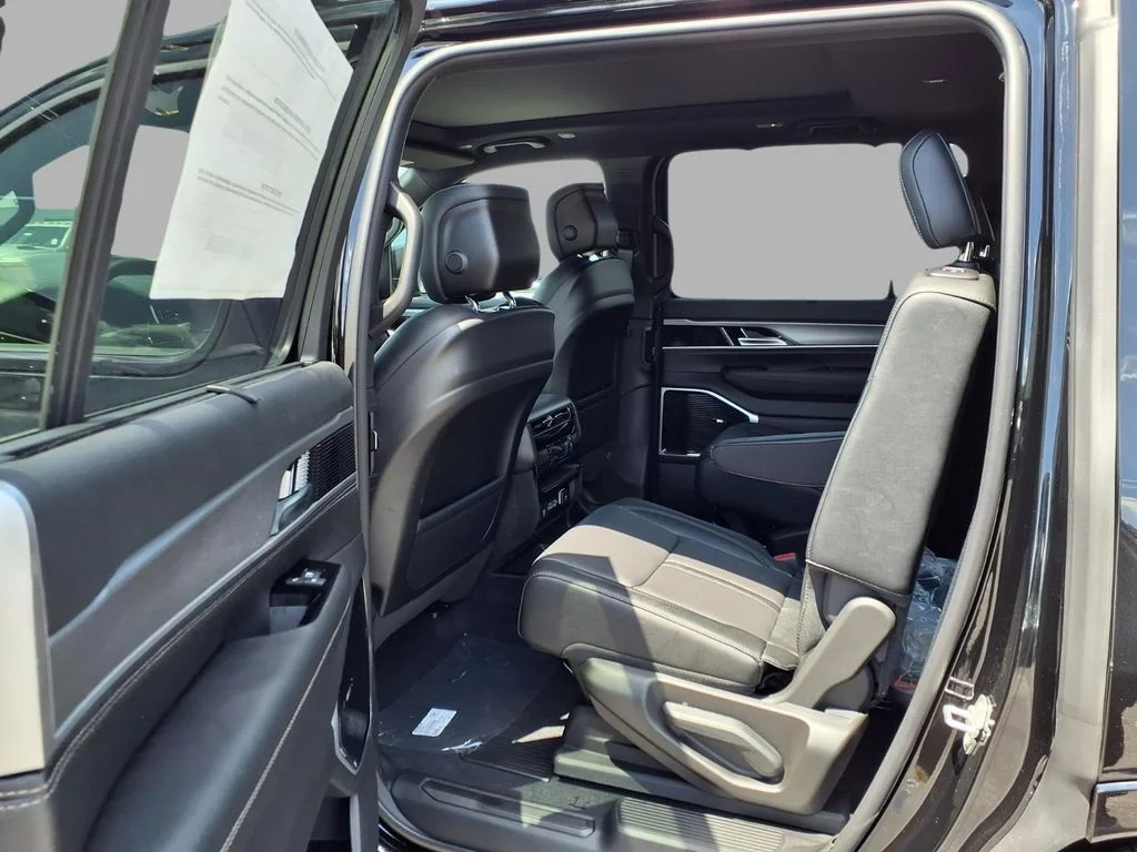 New 2026 High Gloss Black Exterior Paint Jeep Limited Reserve image 27