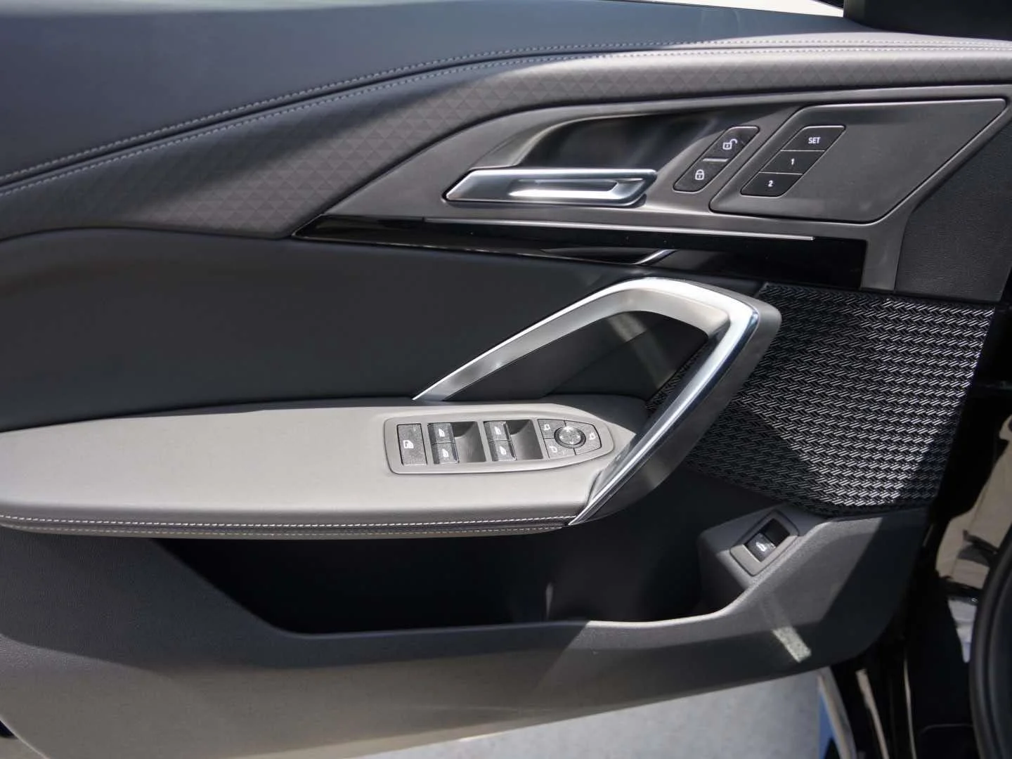 New 2026 Black Sapphire Metallic BMW xDrive28i image 12