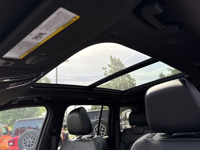 New 2025 Diamond Black Crystal Pearl-Coat Exterior Paint Jeep Overland image 27