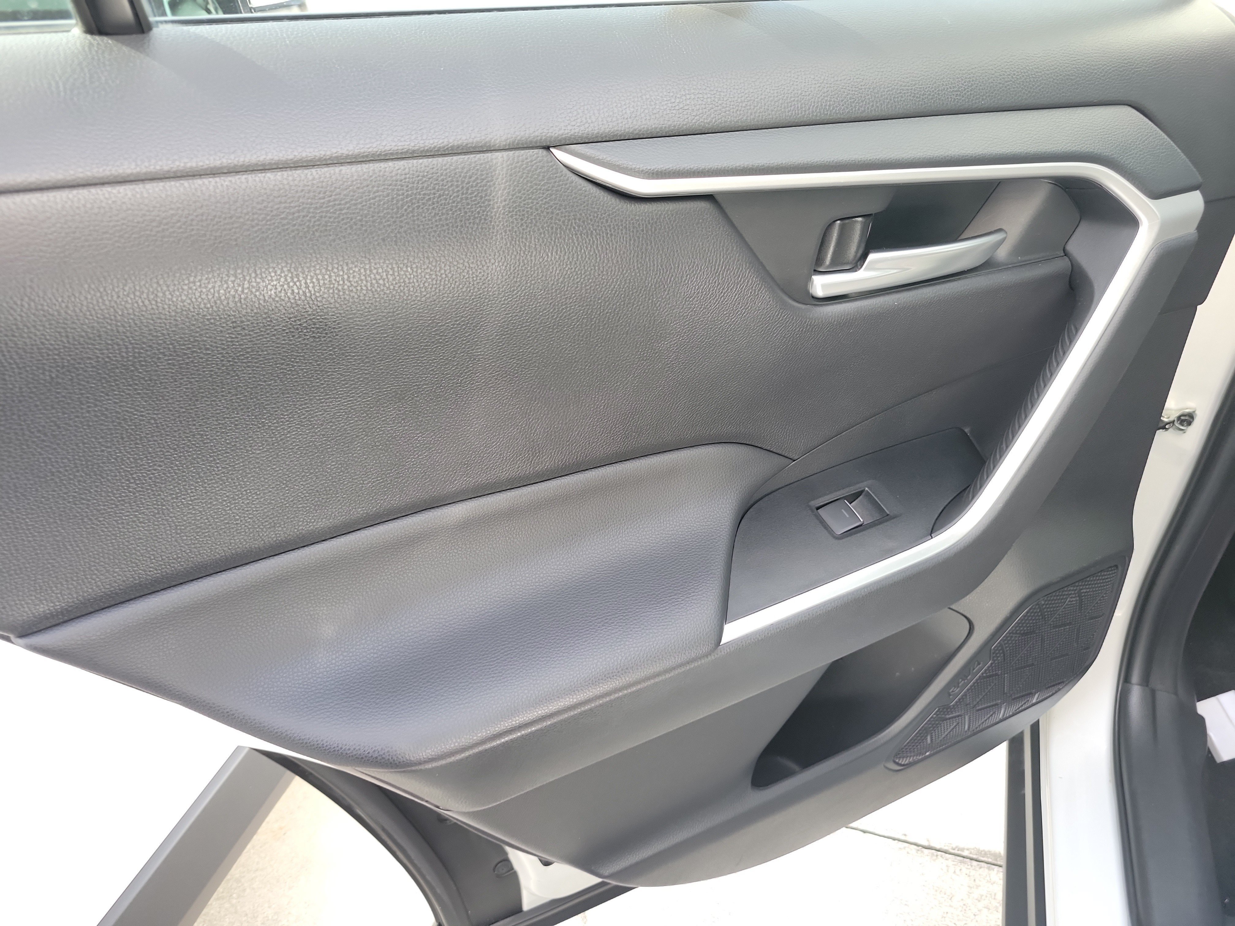 Used 2024 Ice Toyota Hybrid XLE image 12