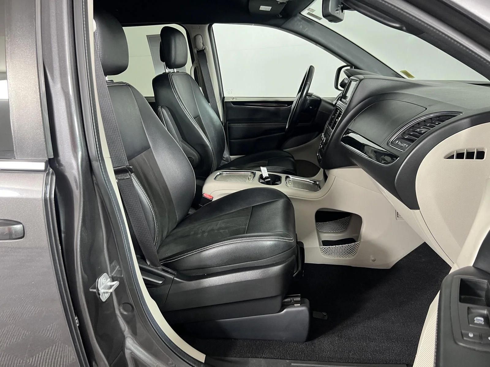 Used 2019 Granite Pearlcoat Dodge SXT image 14