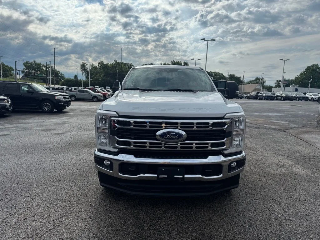 Used 2025 Oxford White Ford XLT image 2