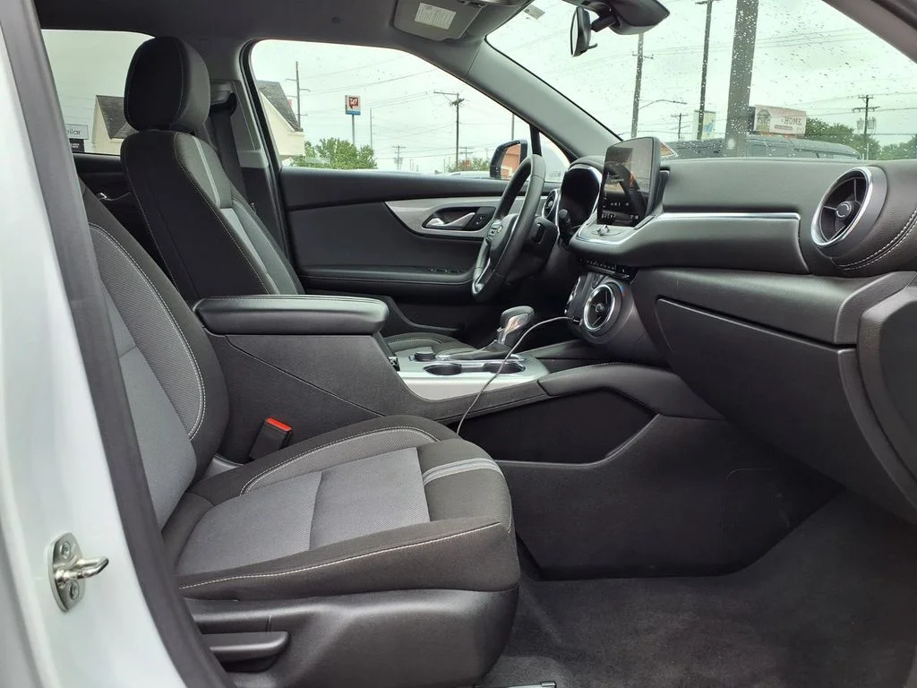 Used 2025 White Chevrolet LT image 6