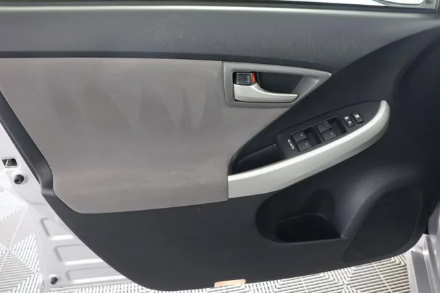 Used 2015 Silver Toyota Three image 22