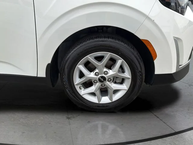 Used 2025 White Kia S image 30