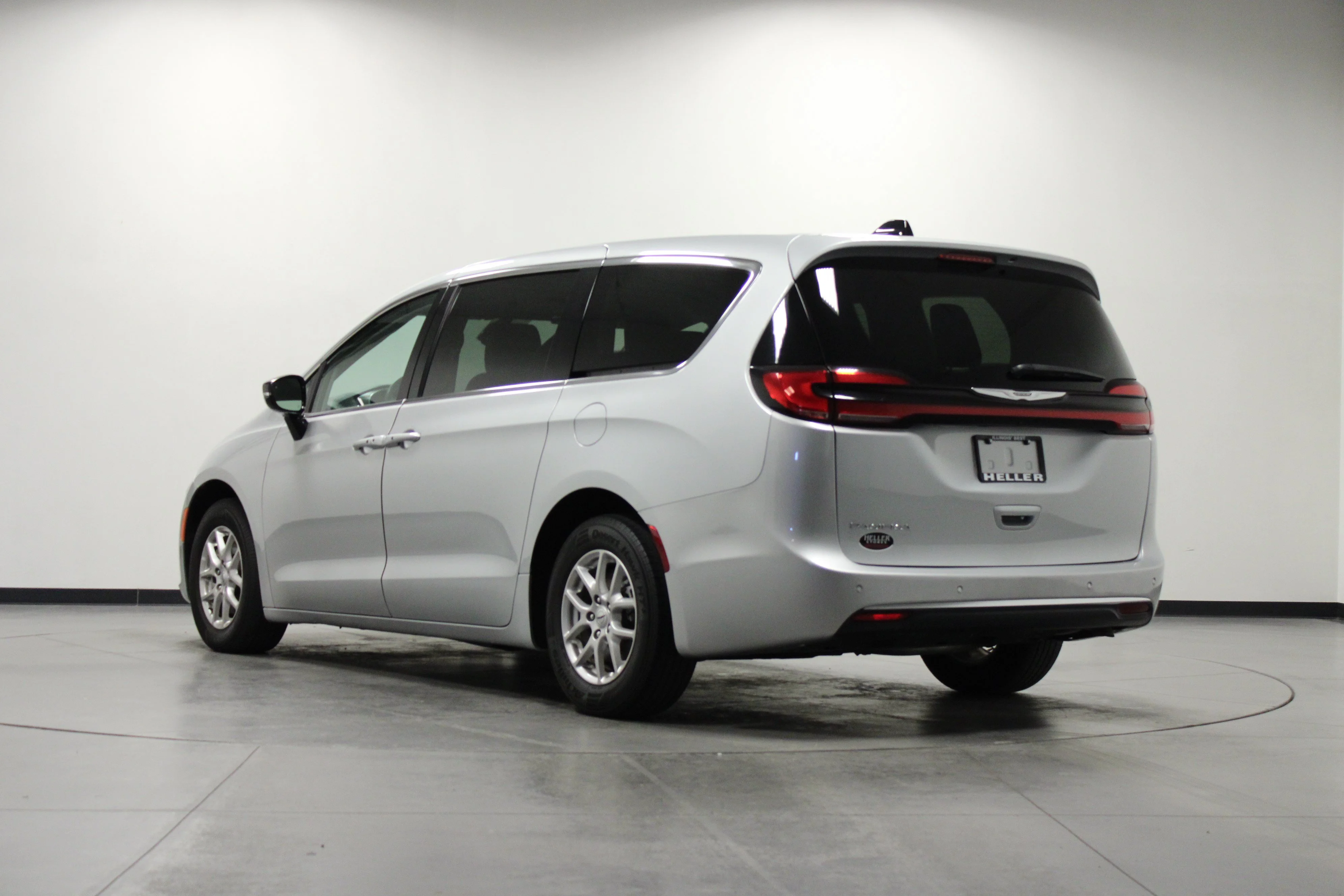 Used 2024 Silver Mist Clearcoat Chrysler Touring L image 6
