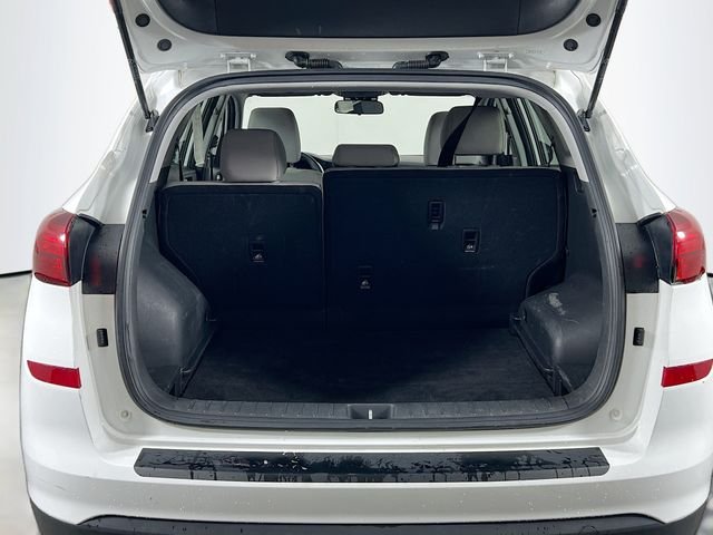 Used 2020 White Hyundai SE image 23
