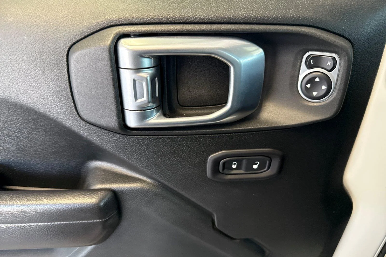 Used 2018 Bright White Clearcoat Jeep Sport S image 10