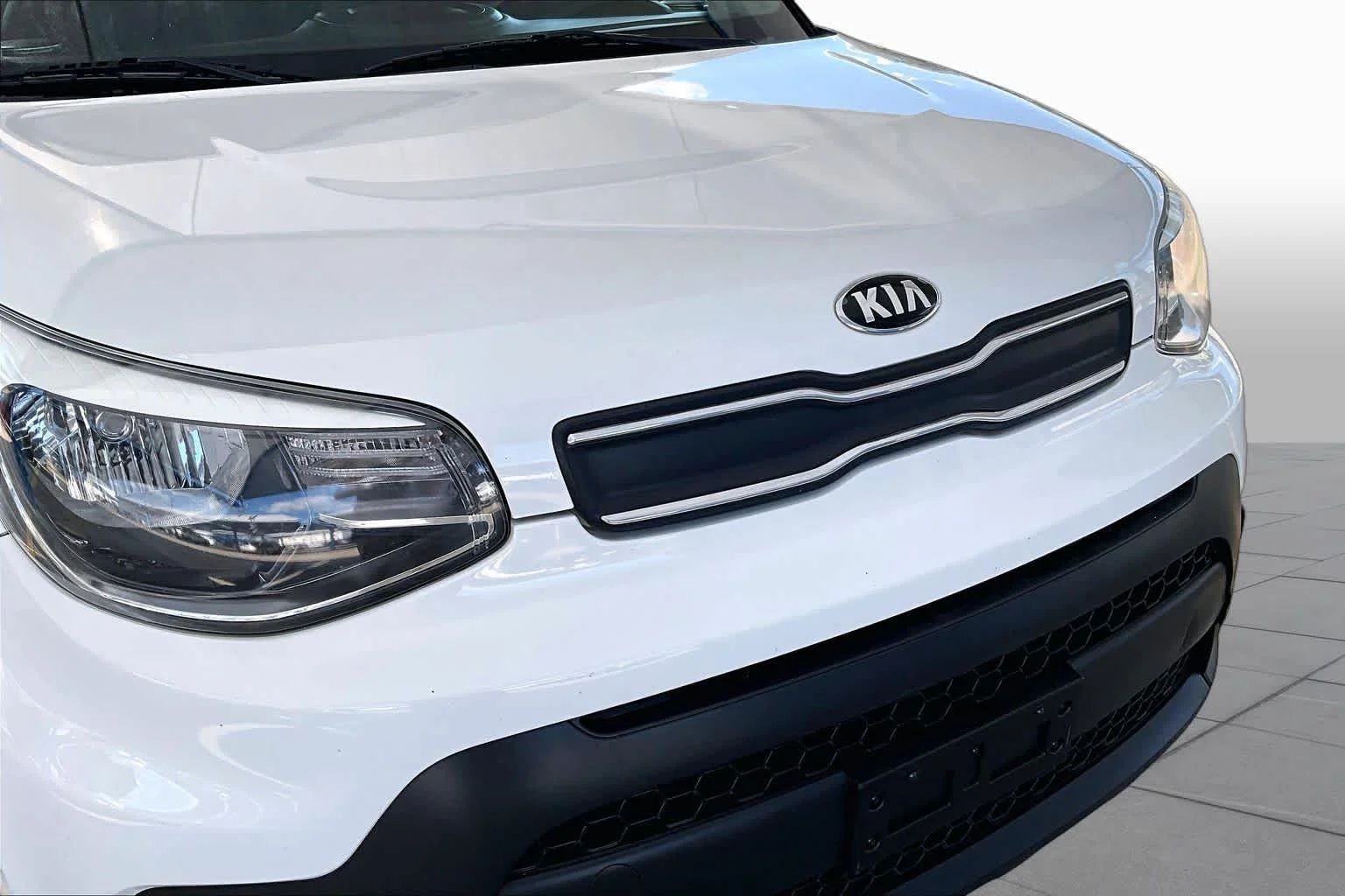 Used 2018 Clear White Kia Base image 29