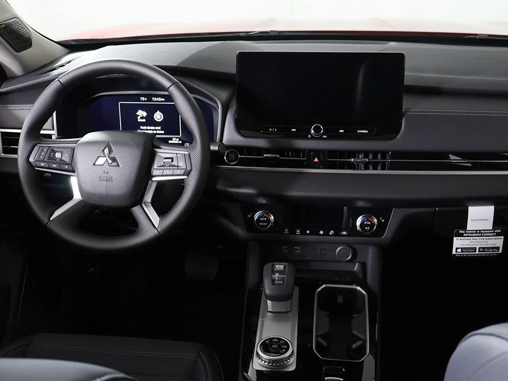 2025 Mitsubishi Outlander SE - Photo 37