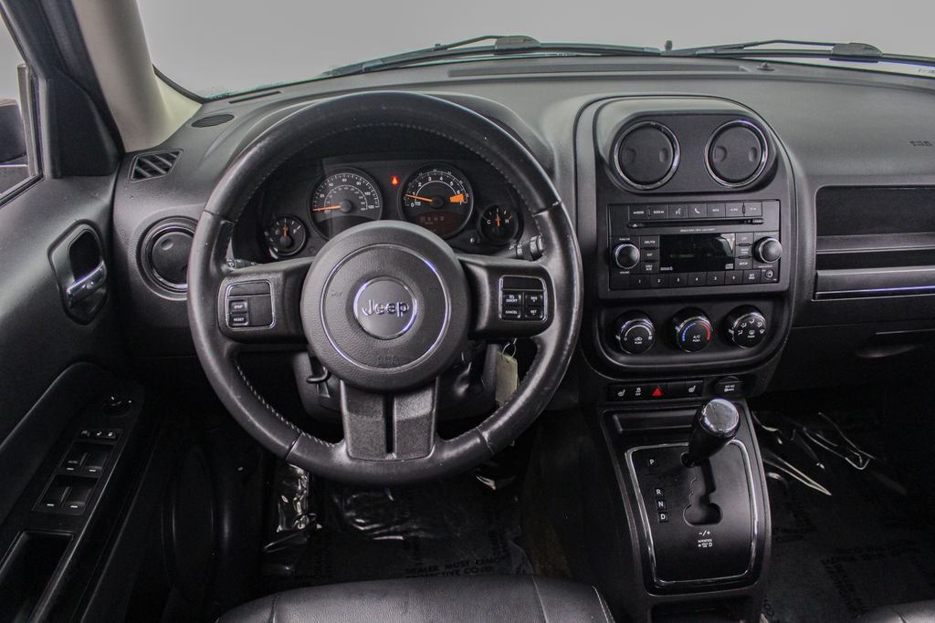 Used 2017 Blue Jeep Latitude image 28