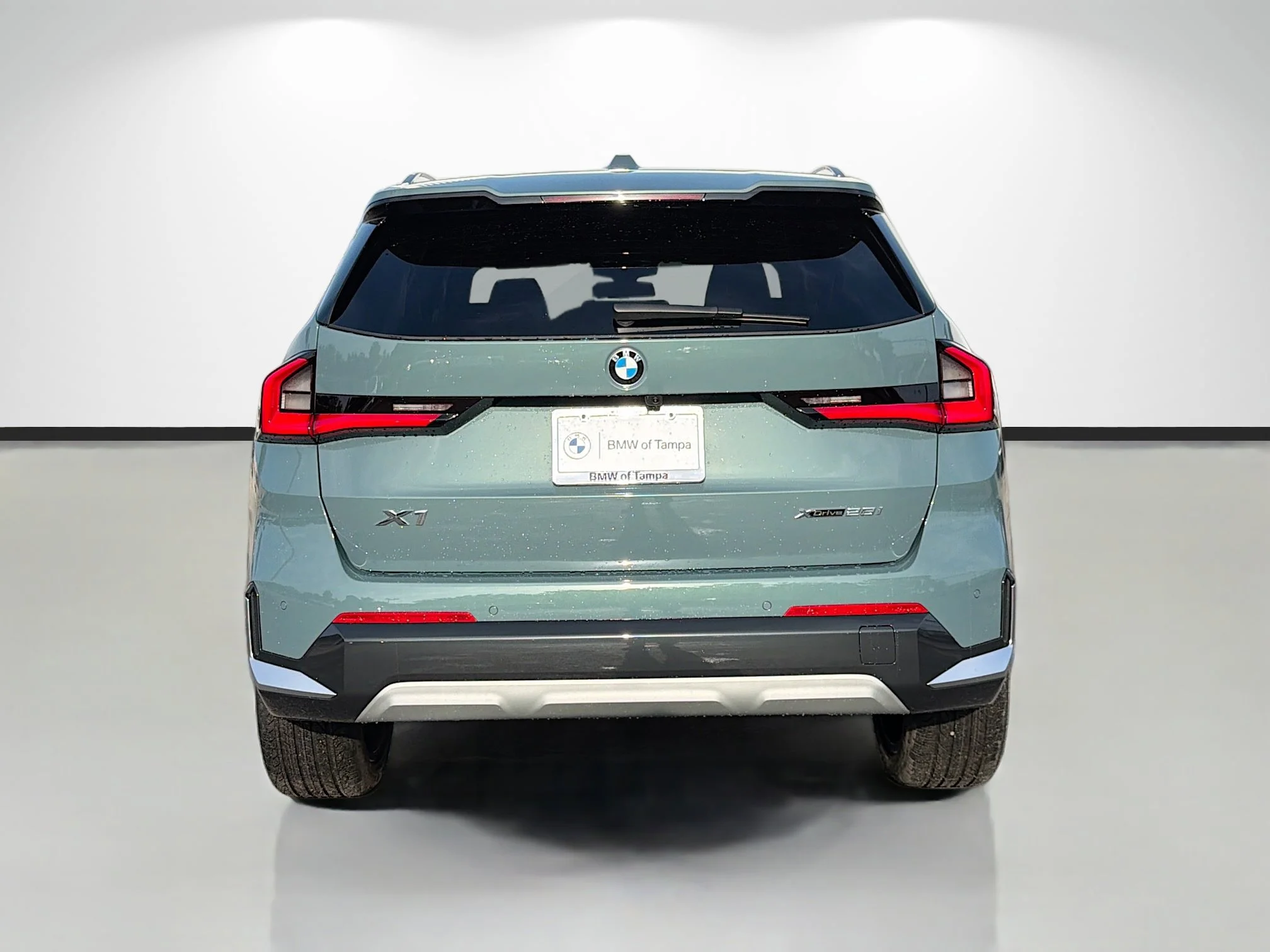 New 2026 Cape York Green Metallic BMW xDrive28i image 4