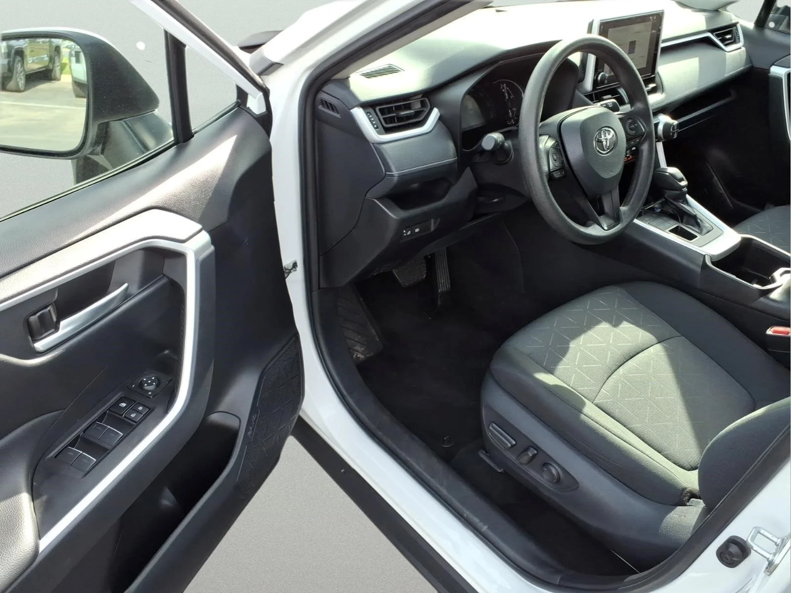 2024 Toyota RAV4 XLE - Photo 10