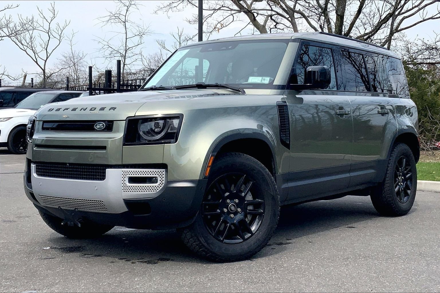 2023 Land Rover Defender SE
