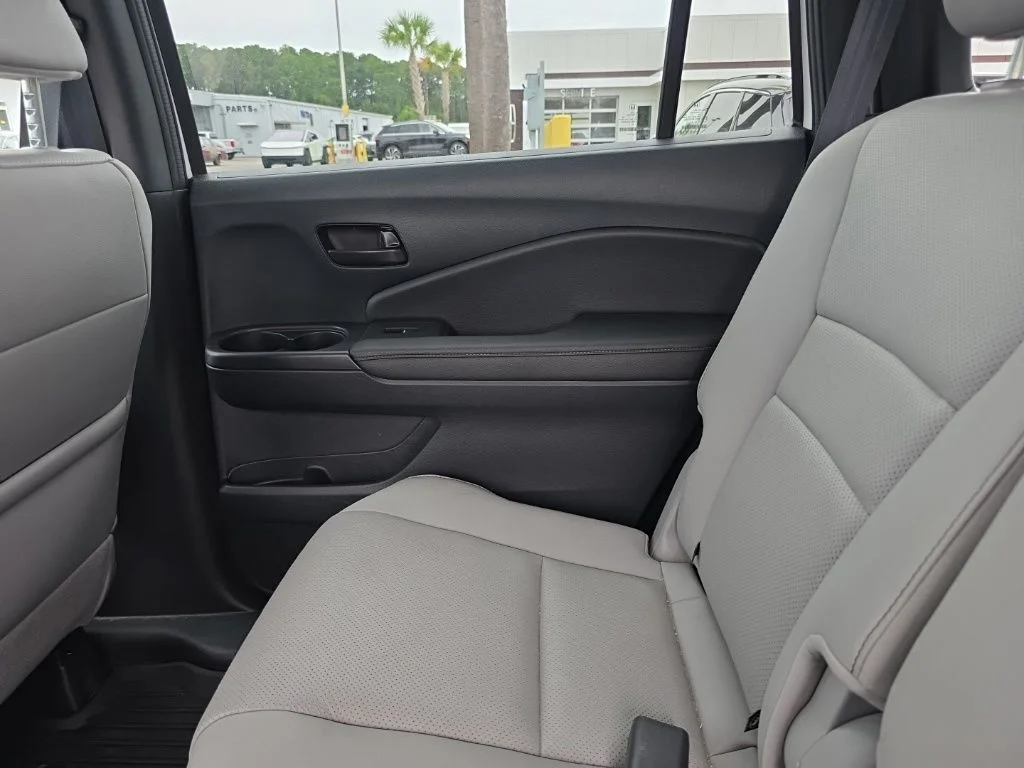 Used 2023 White Honda EX-L image 20
