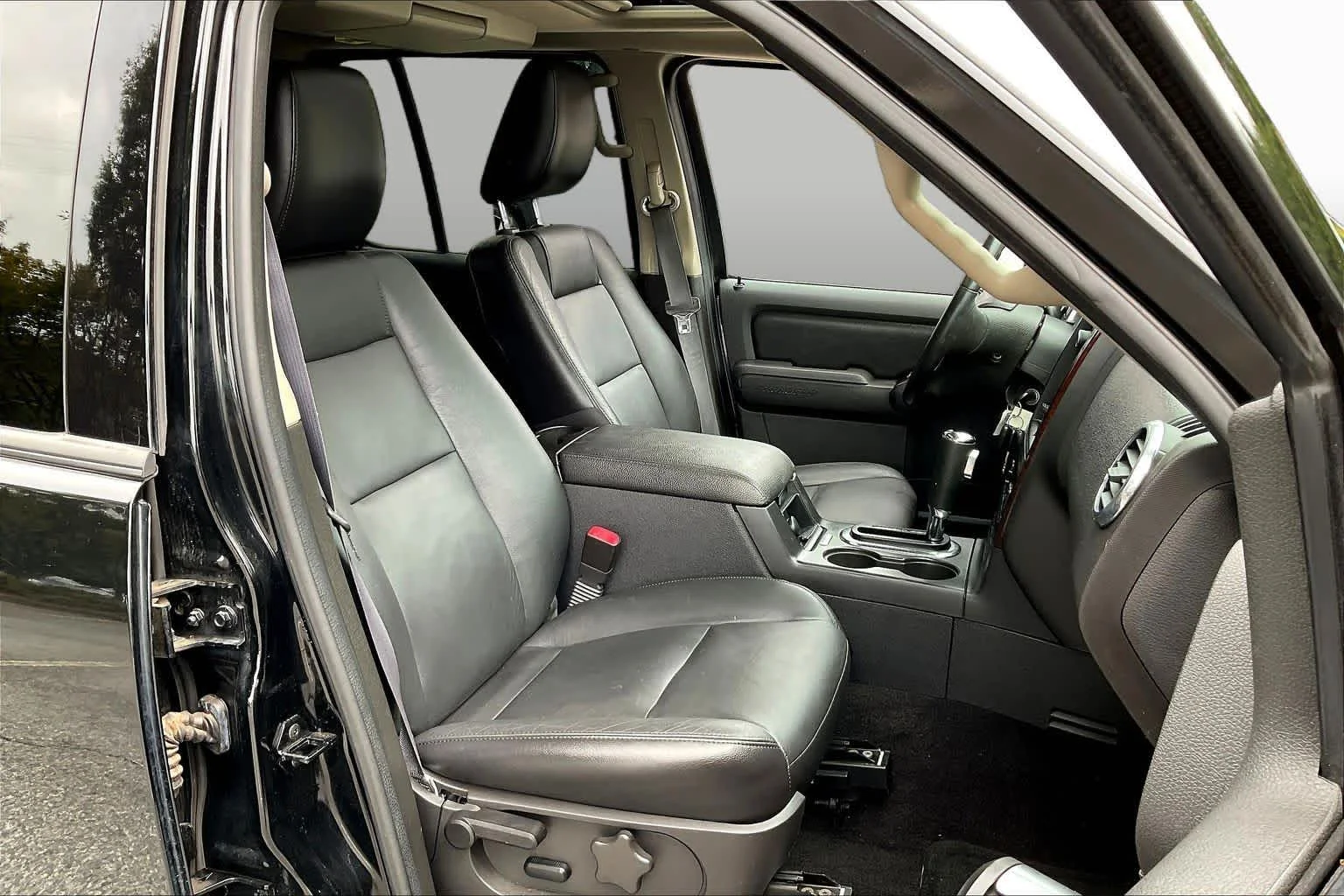 Used 2009 Black Ford Limited image 8