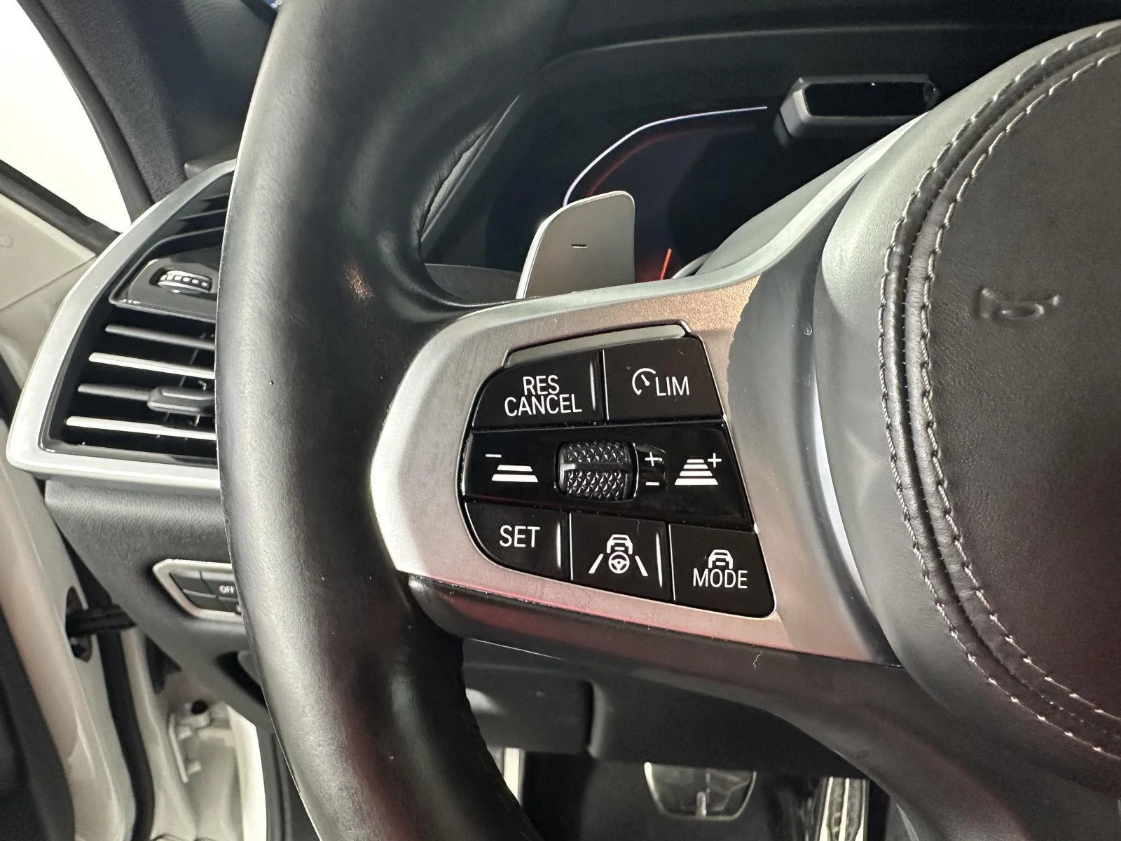 Used 2022 Mineral White Metallic BMW xDrive40i image 24