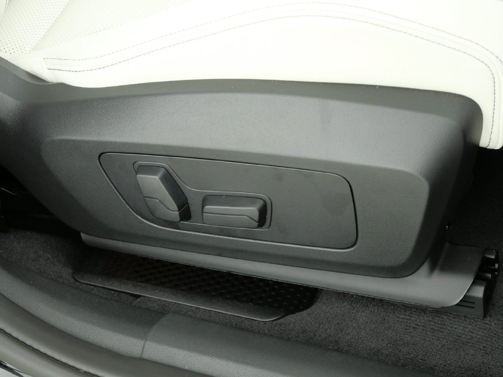 New 2027 Black Sapphire Metallic BMW xDrive28i image 23