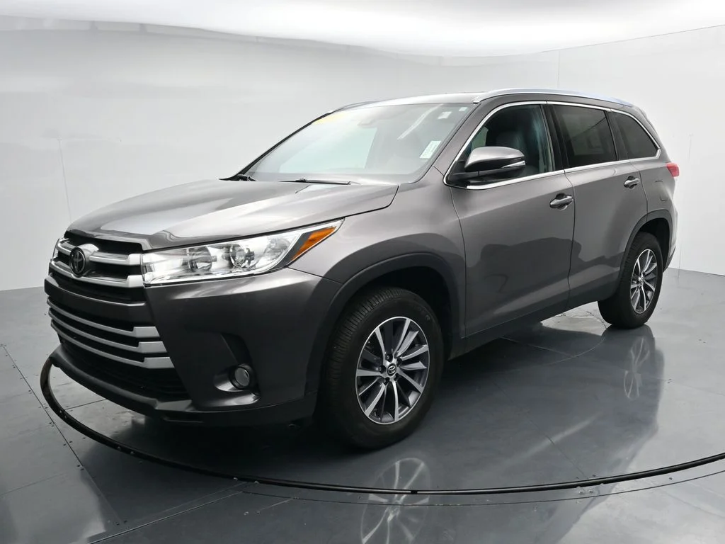 Used 2019 Gray Toyota XLE image 3
