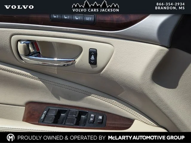 Used 2016 Red Lexus 460 image 18