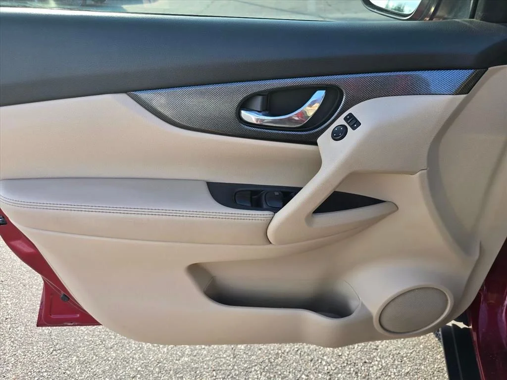 Used 2015 Red Nissan SL image 11